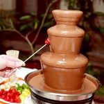 Шоколадный фонтан с цветным шоколадом