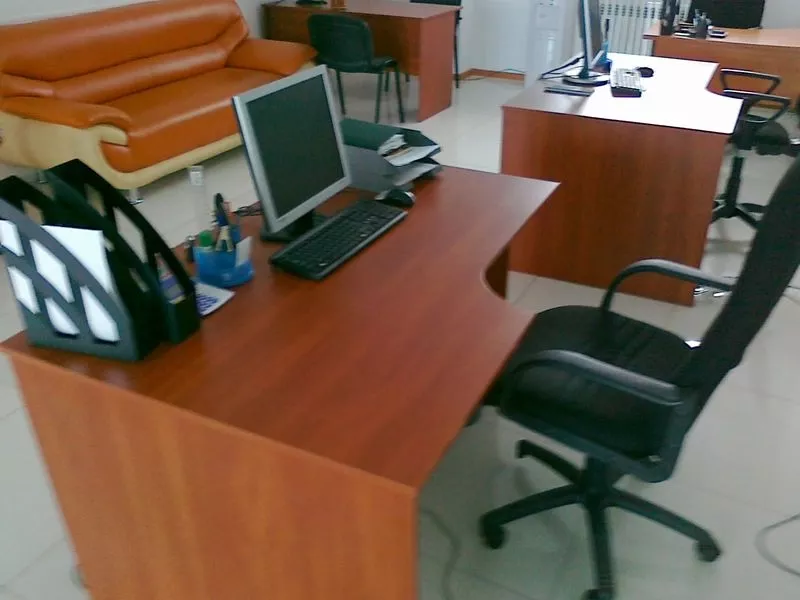 Продается офисное оборудование(диваны кожаные, столы, компьютеры)