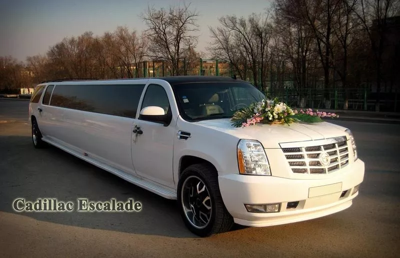 Аренда лимузина Cadillac Escalade белого цвета для свадьбы 