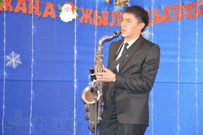 Молодой саксофонист Алмат