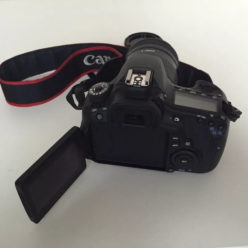 Зеркальный фотоаппарат Canon EOS 60D Kit 18-135 IS (черный)  2