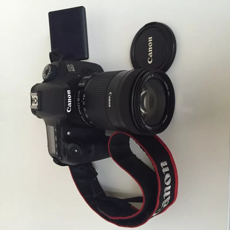 Зеркальный фотоаппарат Canon EOS 60D Kit 18-135 IS (черный)  3