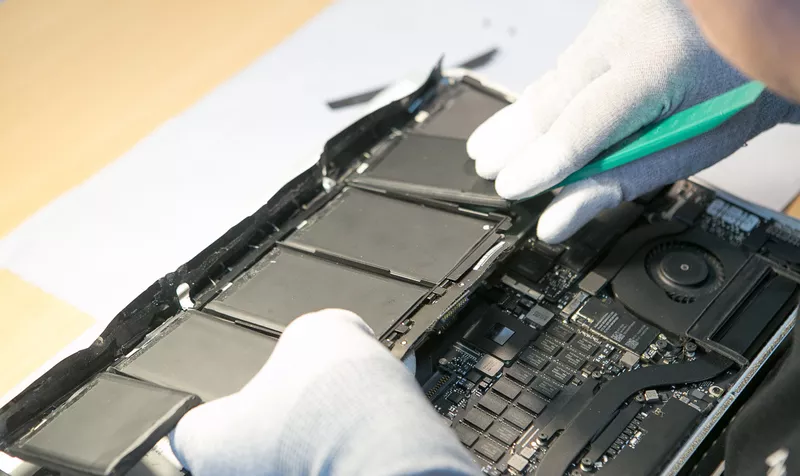 Замена батареи и жесткого диска на Macbook.
