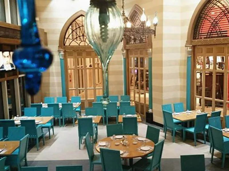 официант в Terquiose gallery restaurant (Doha) 3