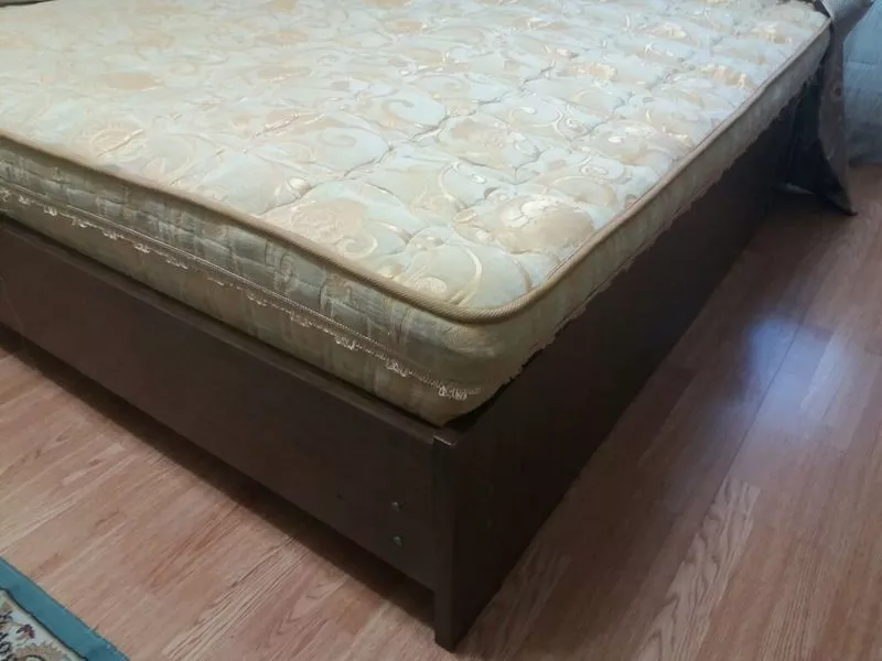 Продам двухспальную Кровать б/у 3